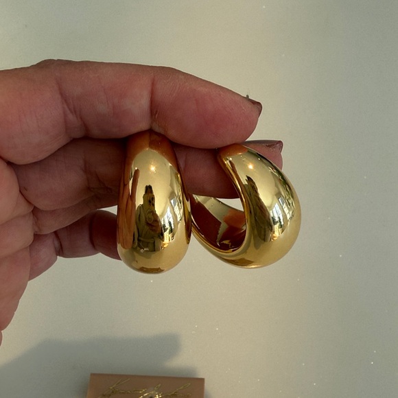 Kenneth Jay Lane couture collection, large statement Shiny Gold Hoop Earrings - Picture 5 of 7